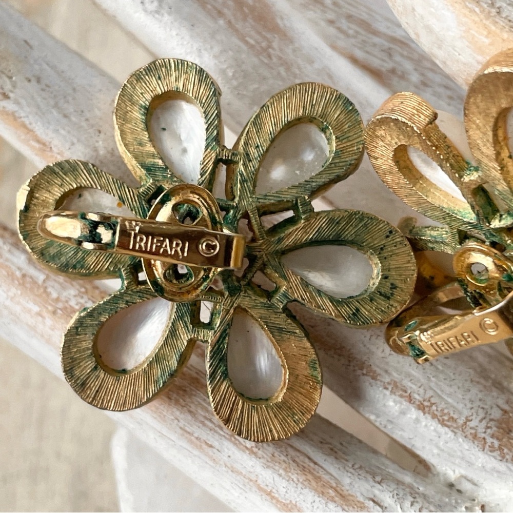 Vintage Crown Trifari White Milk Glass Large Flower
Clip On Earrings Goldtone - Picture 5 of 5